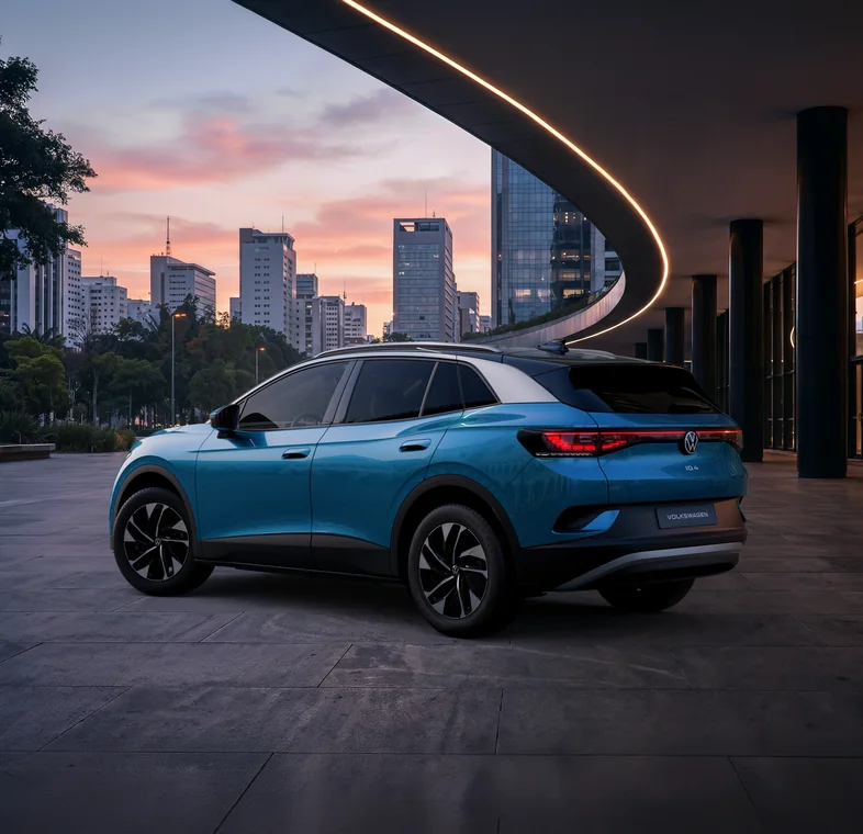 Volkswagen ID.4 azul visto de trás em uma praça ao entardecer