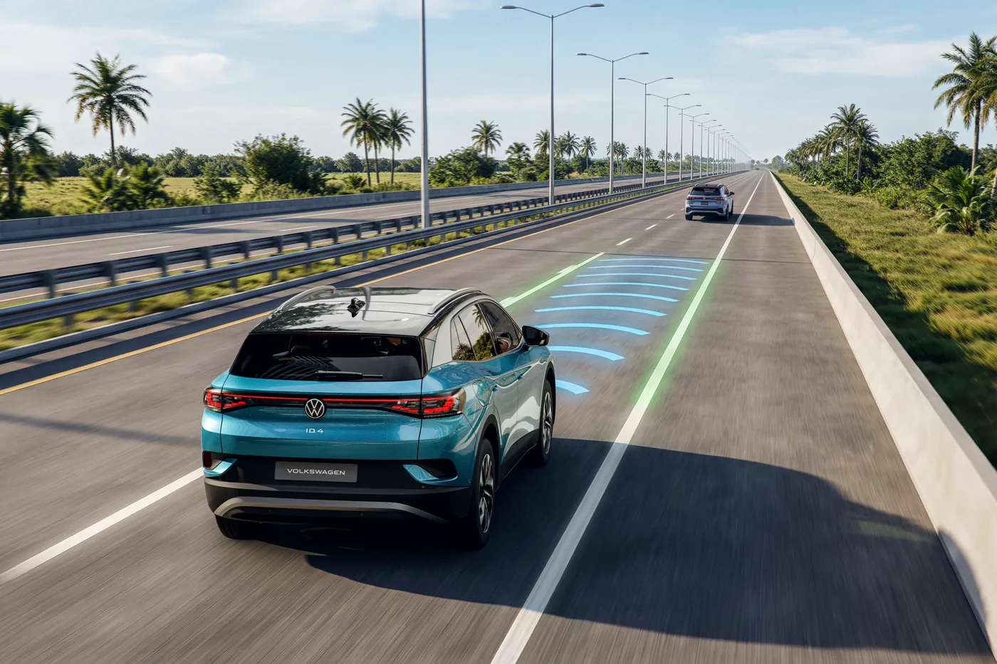 Volkswagen ID.4 em uma rodovia com o Travel Assist